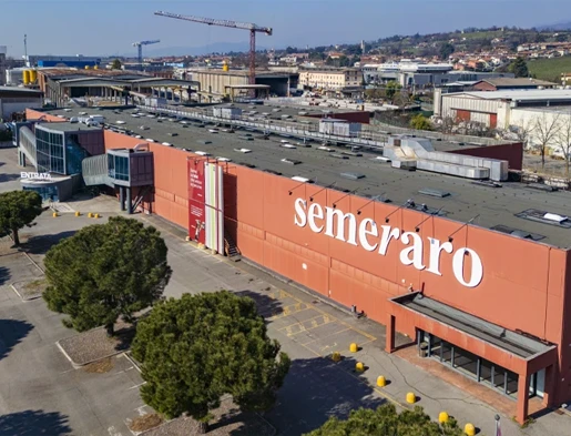 Erbusco (BS): Grande negozio in centro commerciale