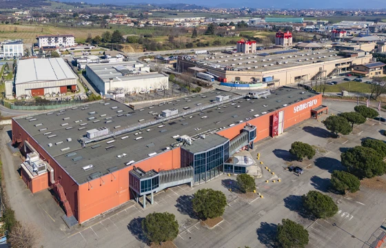 Erbusco (BS): Grande negozio in centro commerciale