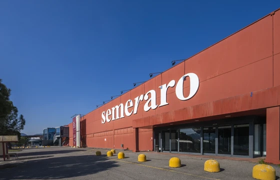 Erbusco (BS): Grande negozio in centro commerciale